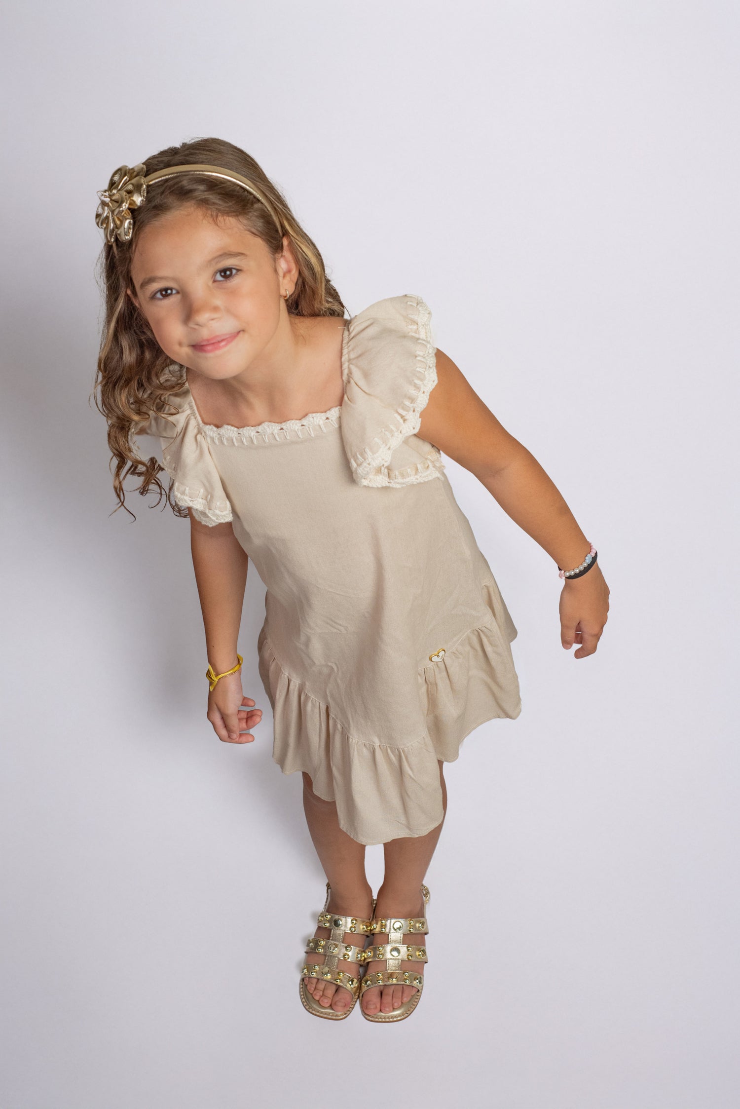 Sandália Infantil Feminina Tachinhas Dourada Metalizada